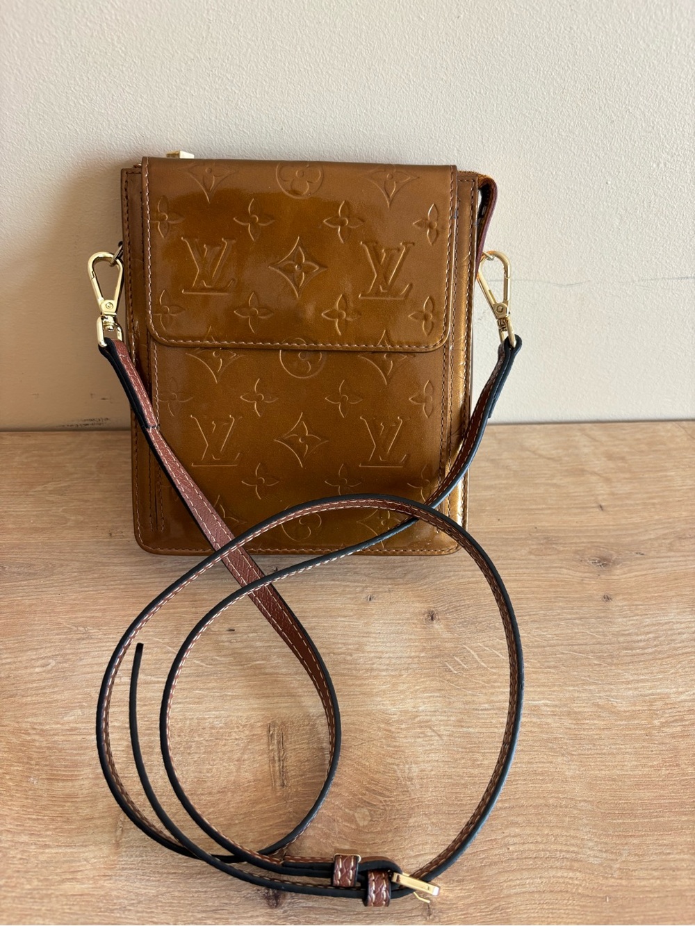 Authentic Louis Vuitton vernis crossbody bag